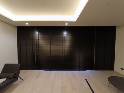 Горизонтальные жалюзи из дерева и алюминия для современного дизайна